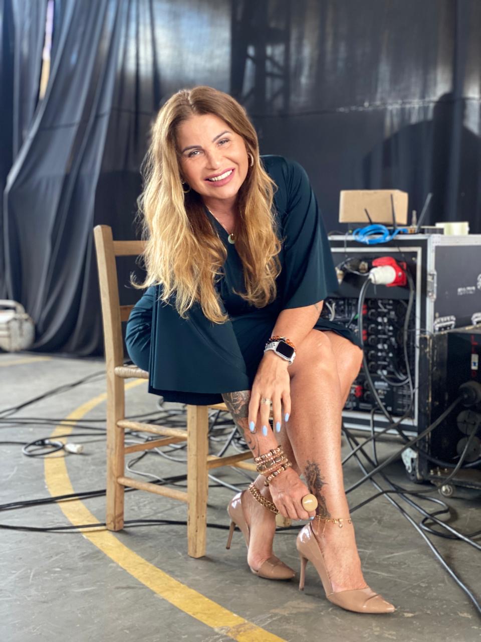 Rita sorrindo nos bastidores