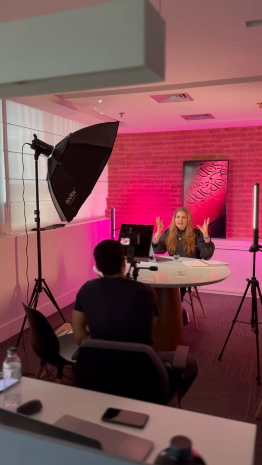 Rita gravando aula em estúdio