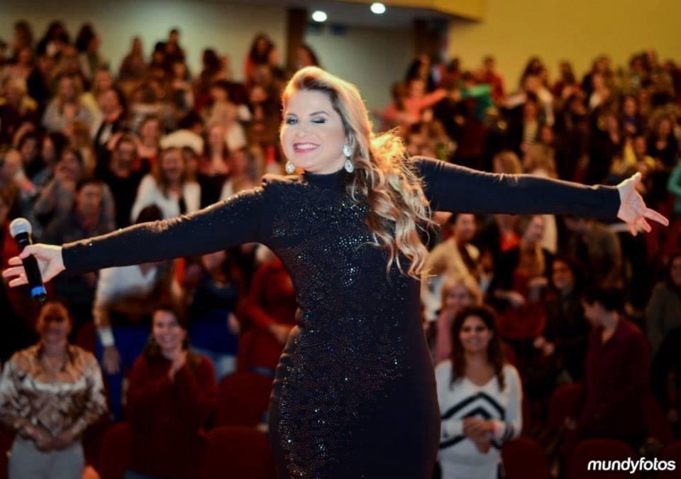 Rita Rostirolla no palco diante de uma plateia lotada